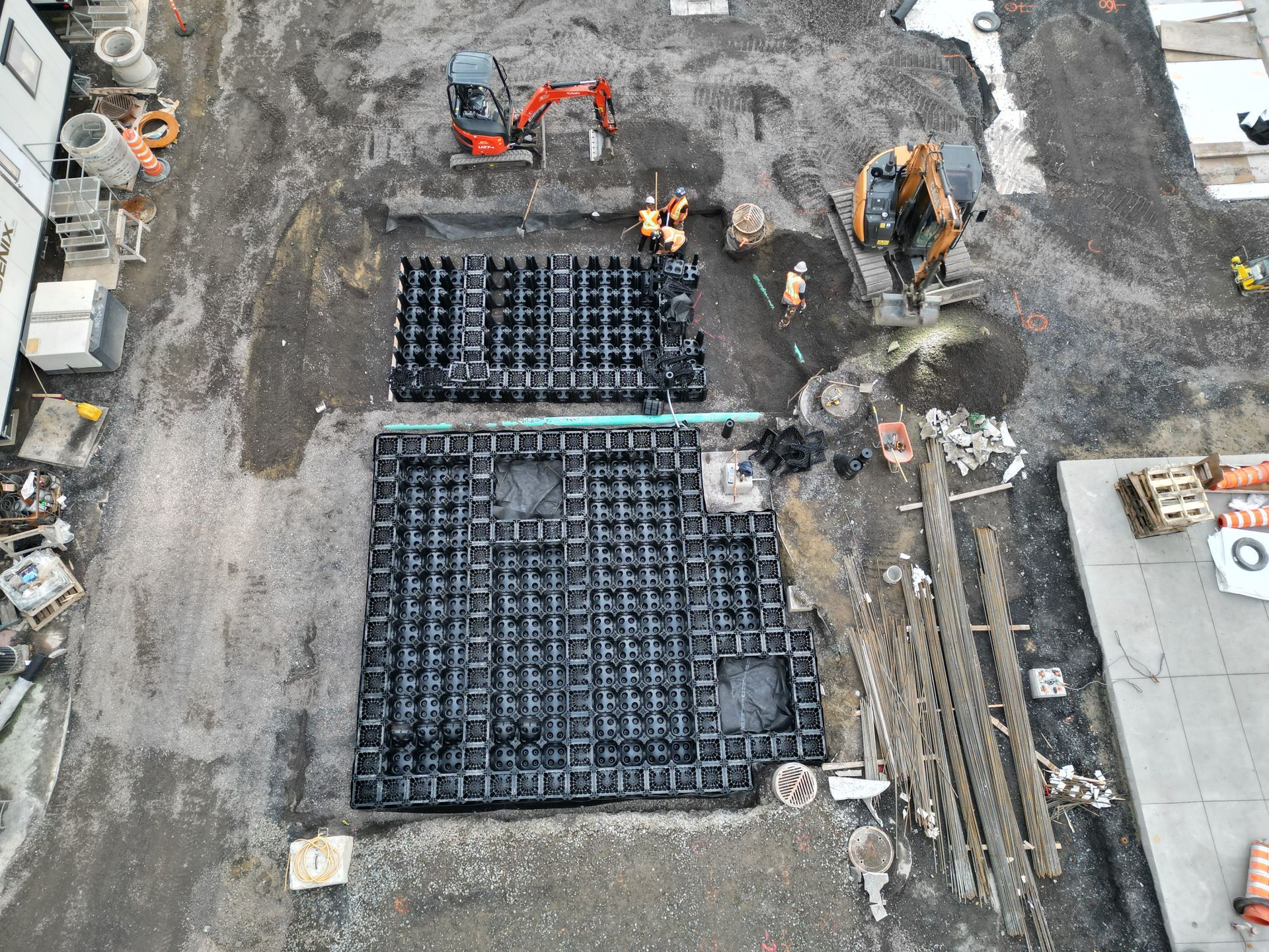 Une vue aérienne d'un chantier de construction avec beaucoup de machines.