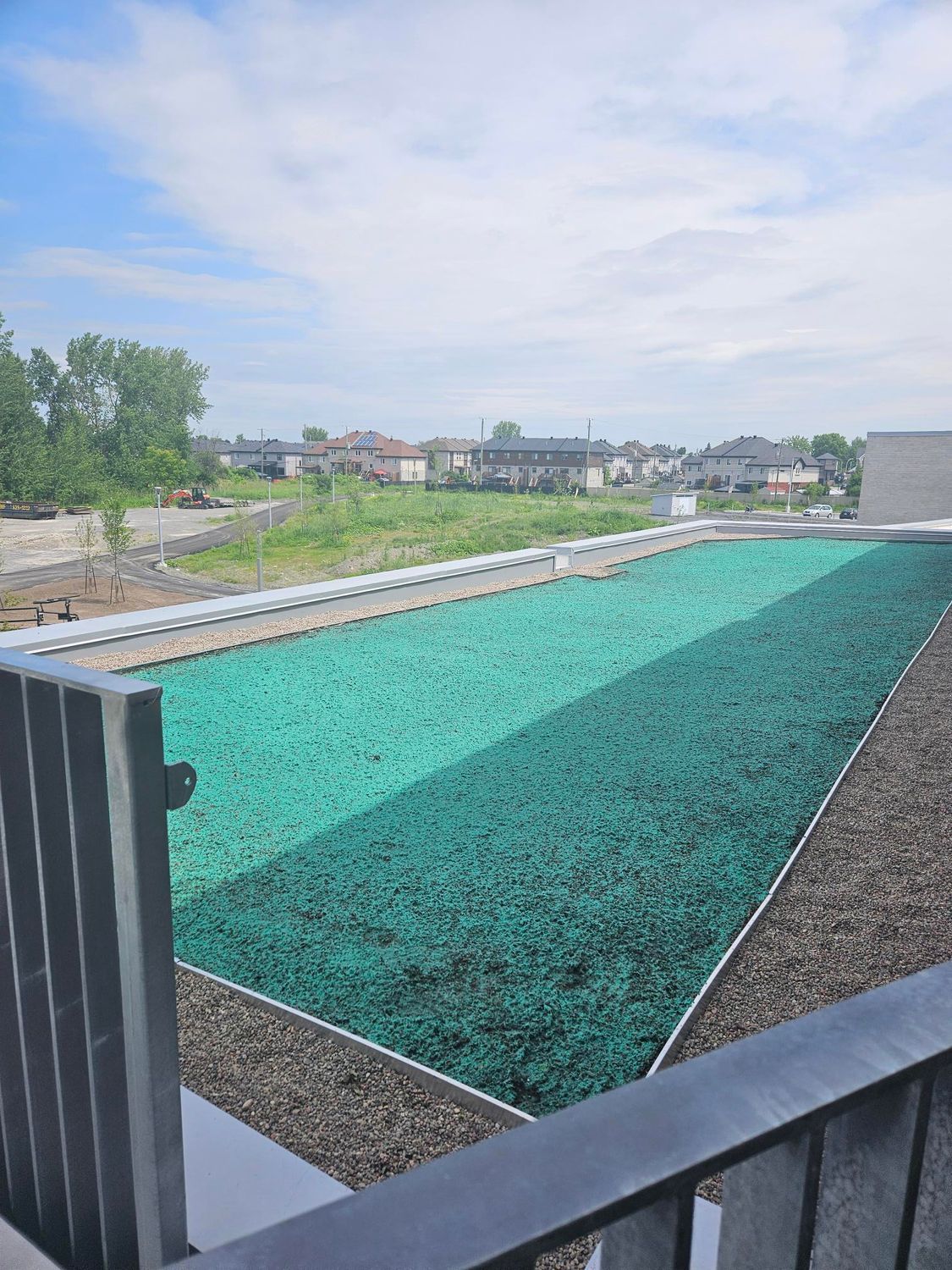 Une vue sur un grand champ vert depuis un balcon.