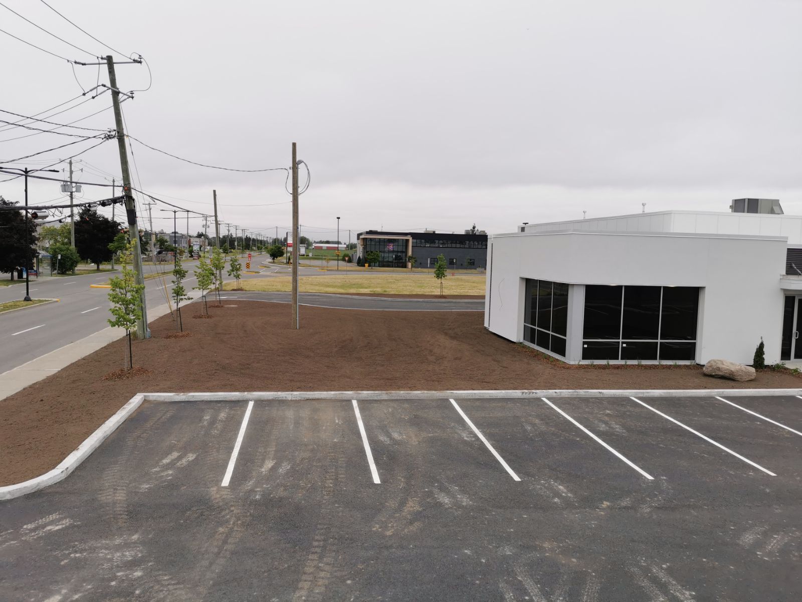 Un parking avec un bâtiment blanc en arrière-plan