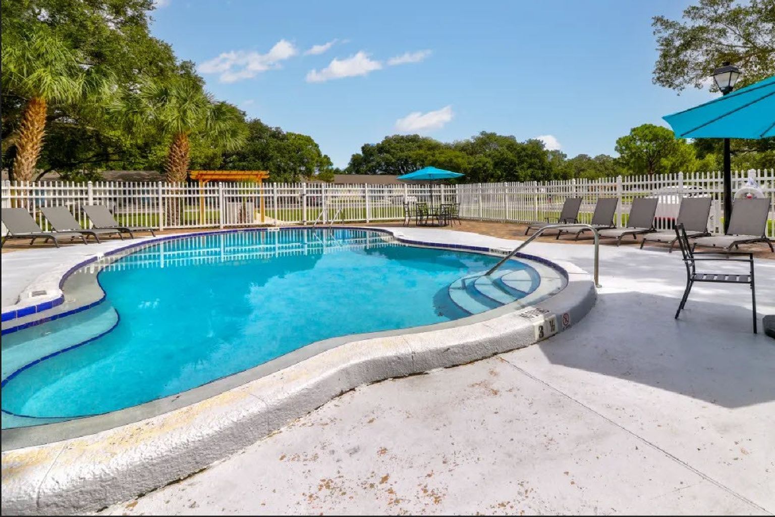 Photo of modern dining area, click here to view Amenities