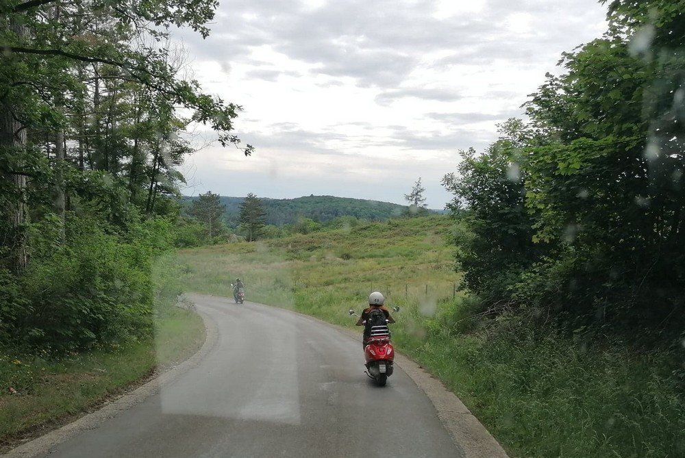 door de ardennen touren op de vespa scooter