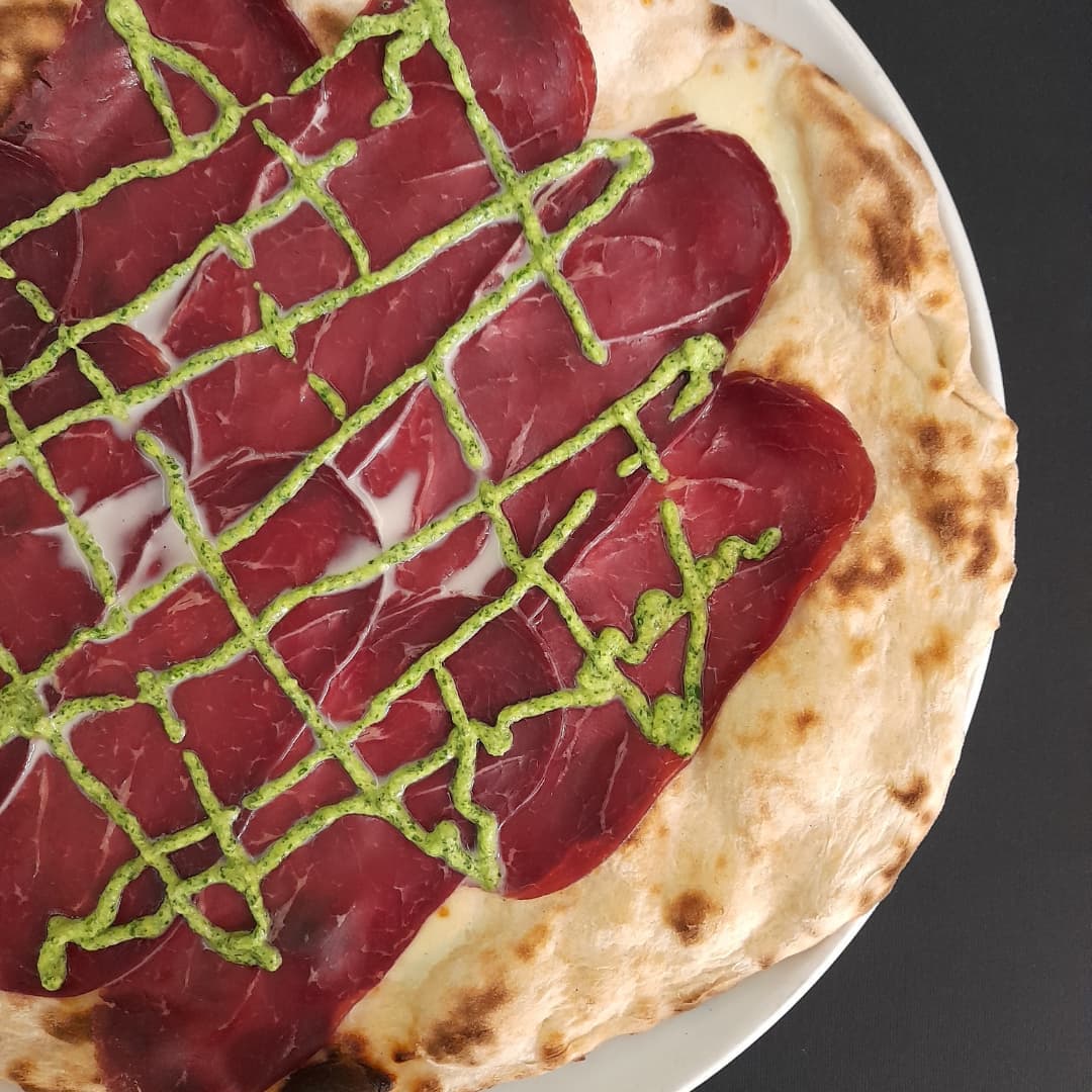 Pizza bresaola e pesto