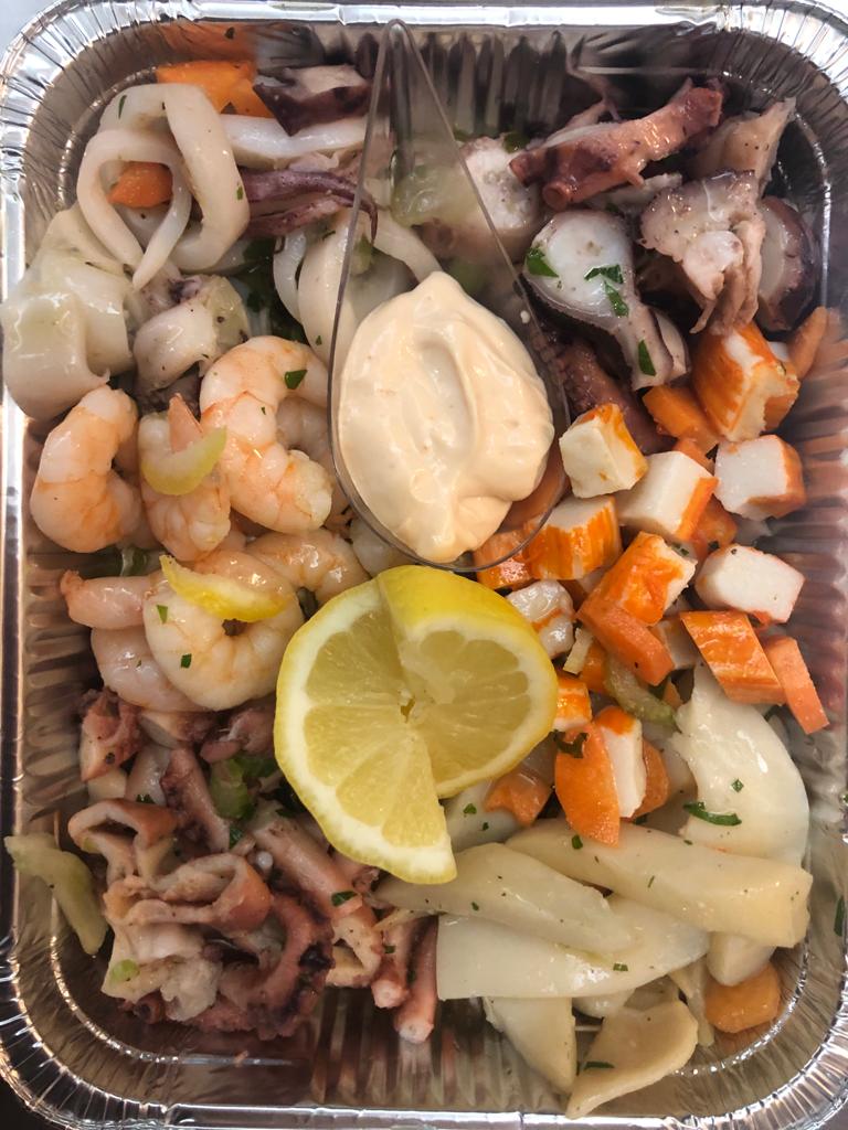 Piatto di pesce da asporto