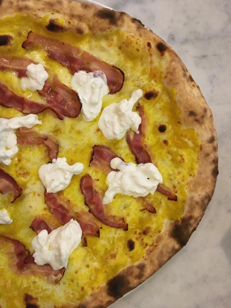 Pizza alla pancetta e stracchino