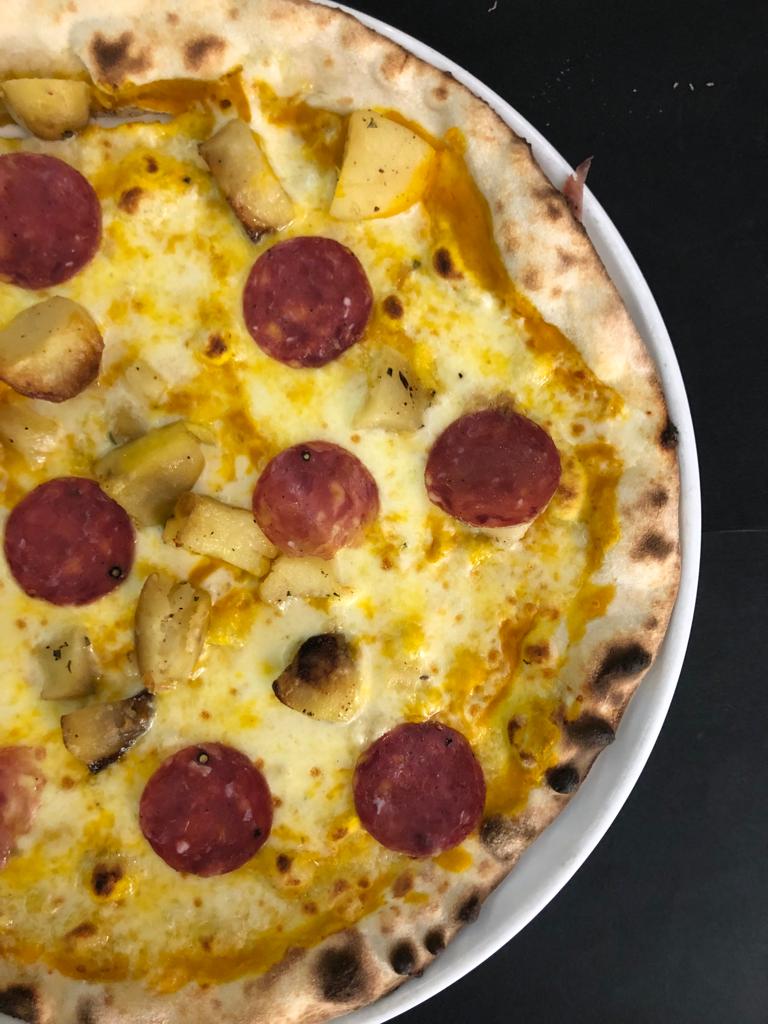 Pizza salame e carciofi