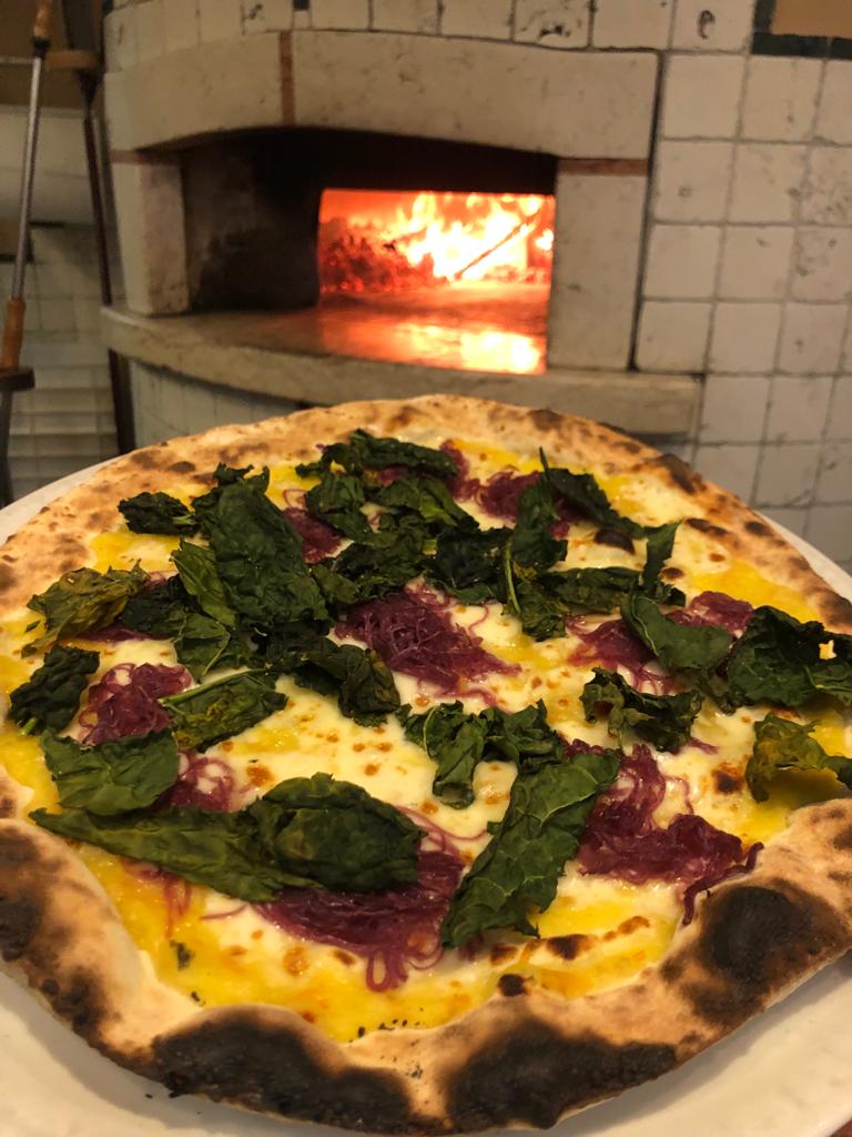 Pizza cotta nel forno a legna