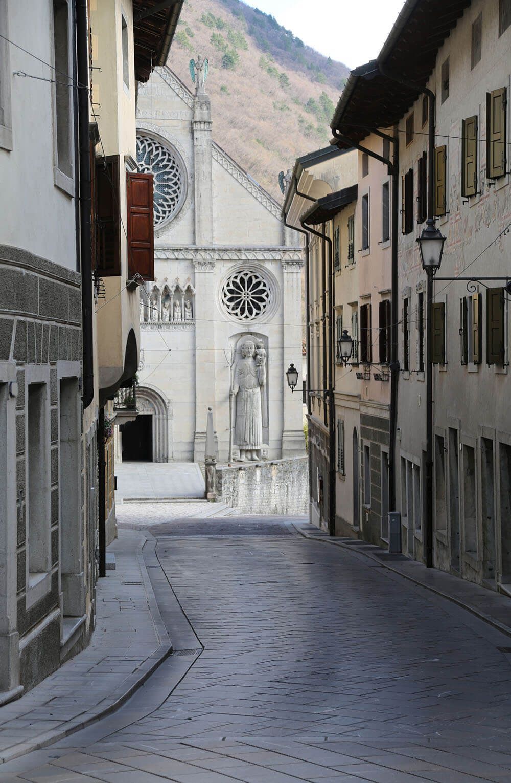 via bini dcon sfondo il duomo di gemona del friuli