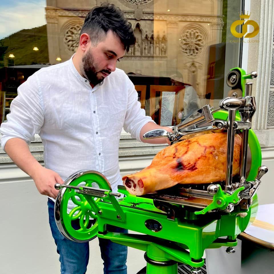 Un bicchiere con spritz e tartine di prosciutto crudo