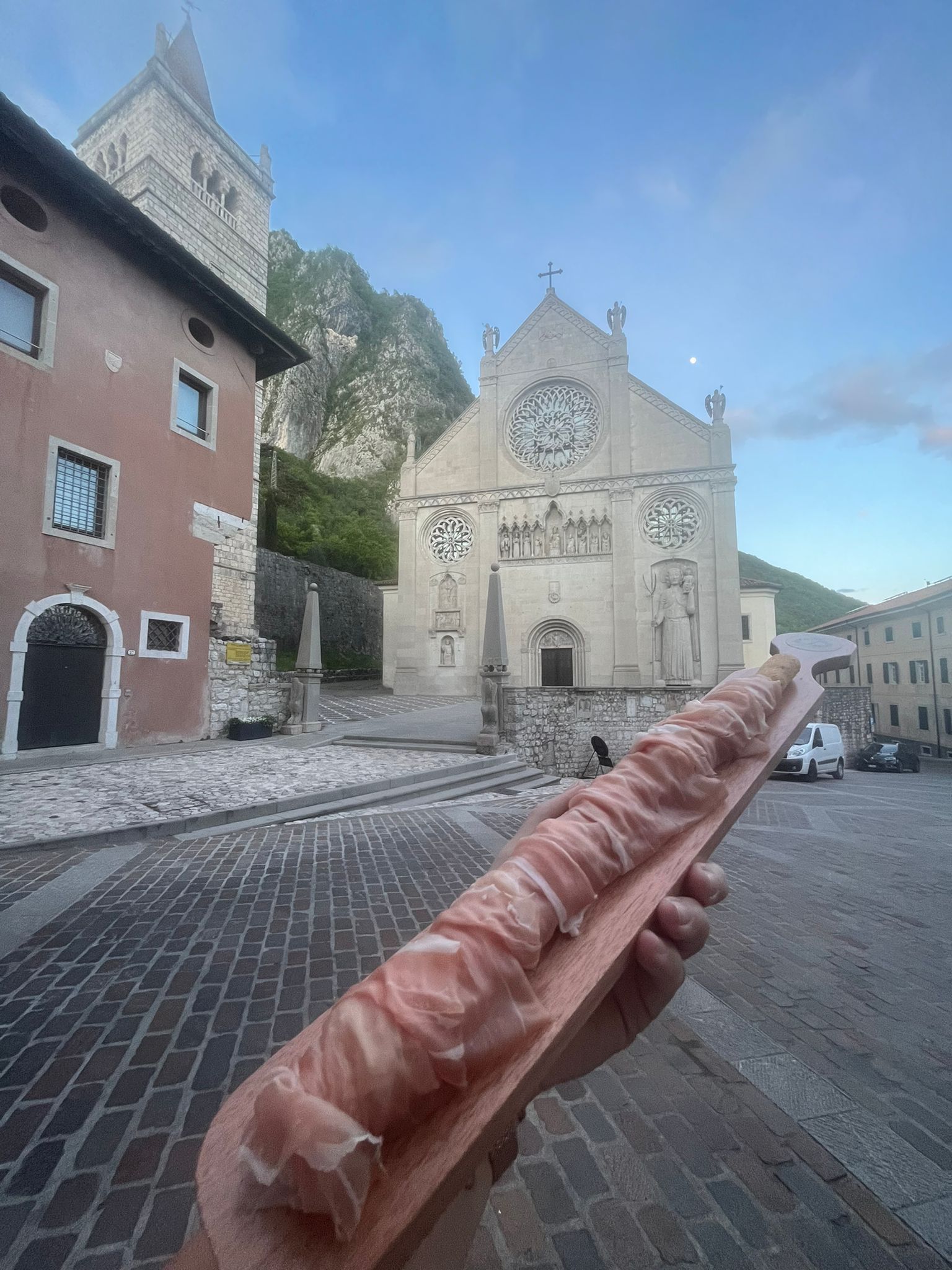grissino grande avvolto su prosciutto di san daniele
