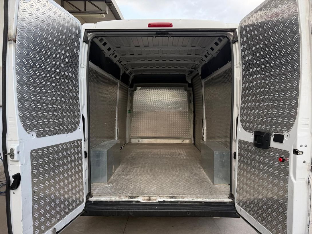 Furgone aperto con interni in lamiera diamantata e portelloni posteriori completamente apribili.
