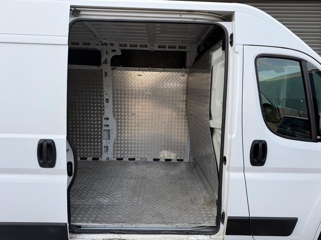 Furgone aperto con vano di carico vuoto rivestito in argento e portellone posteriore aperto