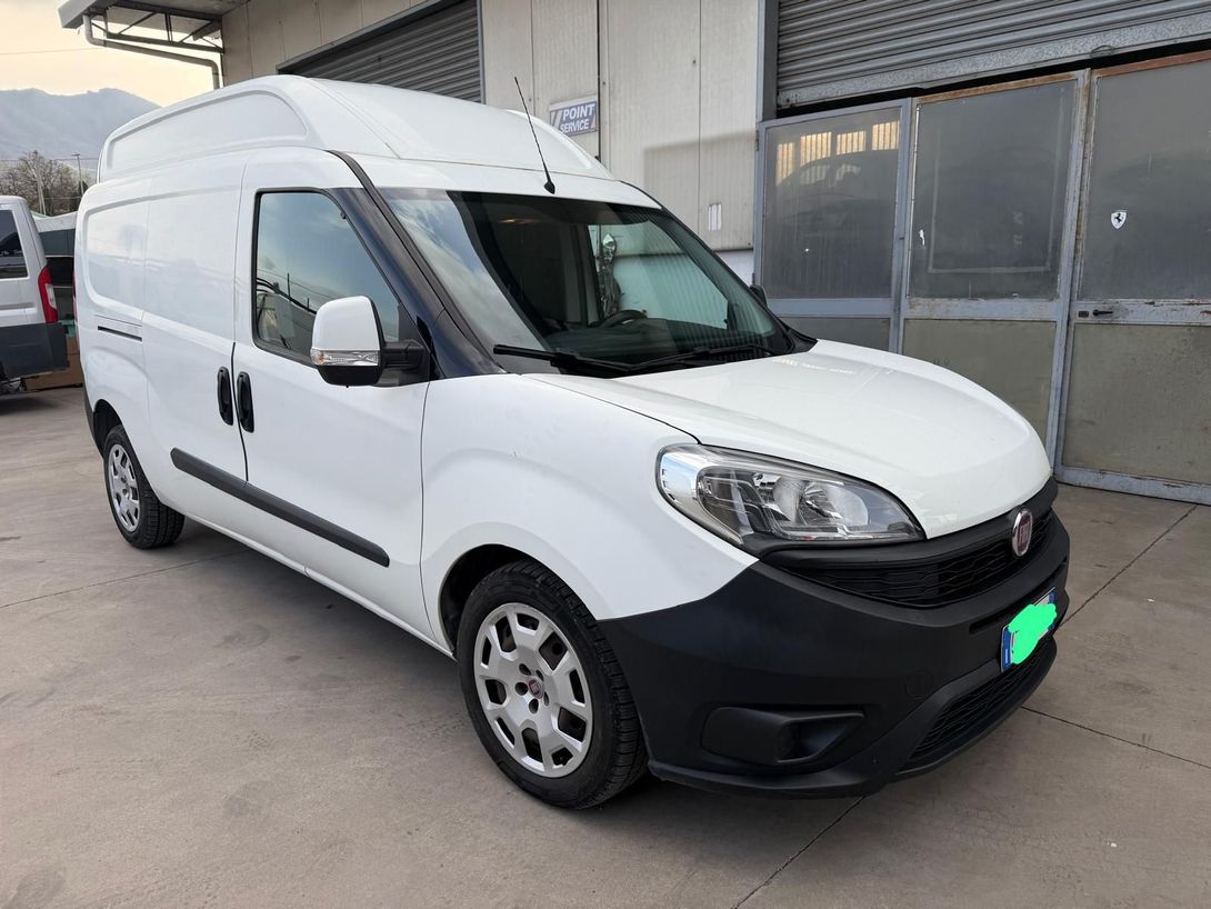 Furgone bianco parcheggiato davanti a un edificio, vista frontale sinistra.