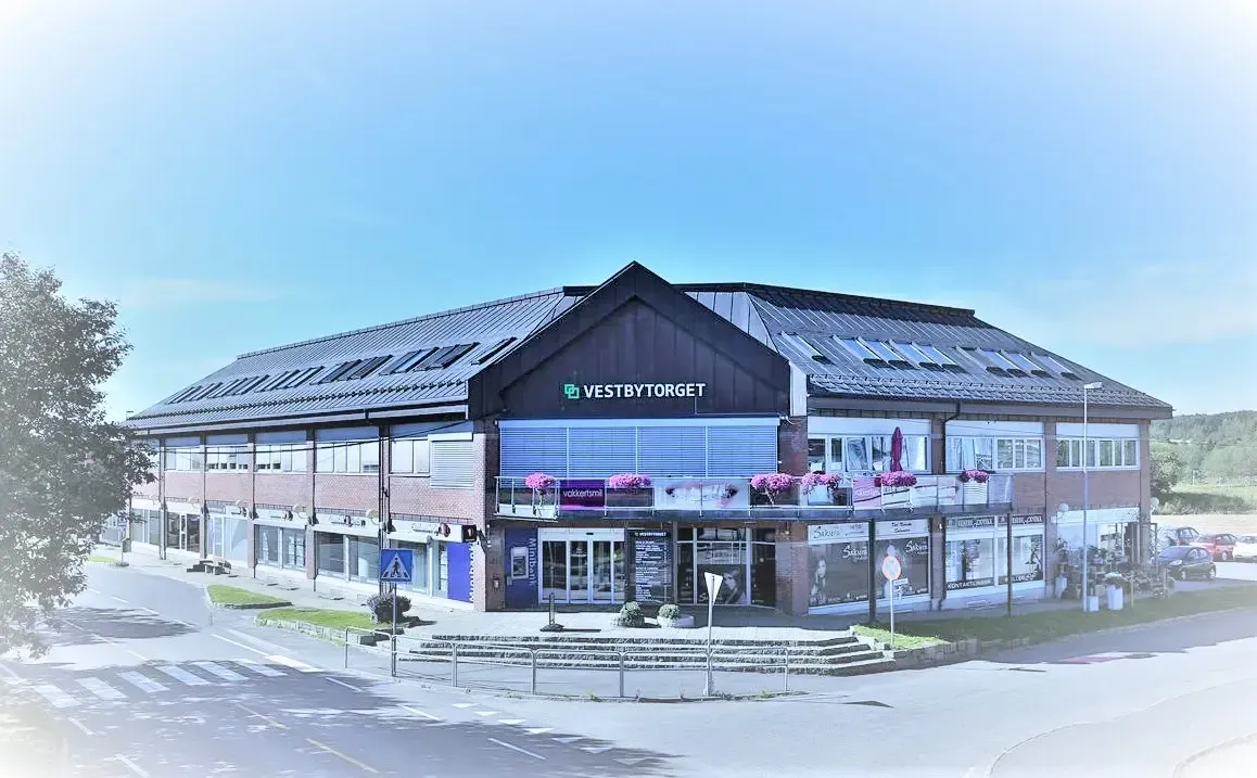 Næringsbygg i flere etasjer med navnet «Aktiv Osl» synlig på fasaden.