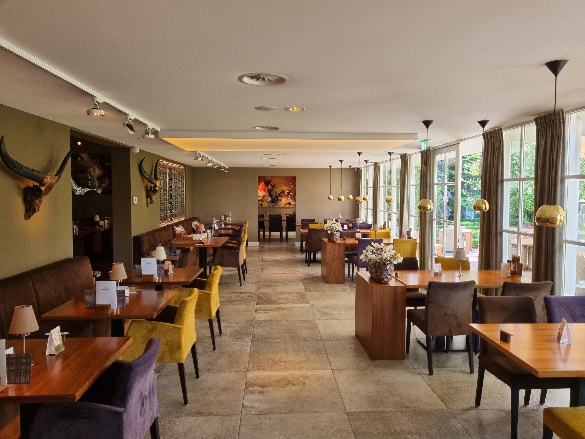 akoestisch spanplafond in restaurant