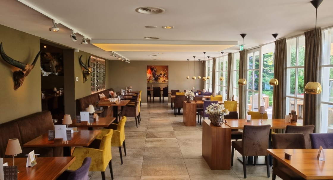 akoestisch spanplafond in restaurant