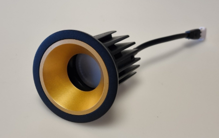 SUMO spot met zwarte behuizing en goudkleurige insert