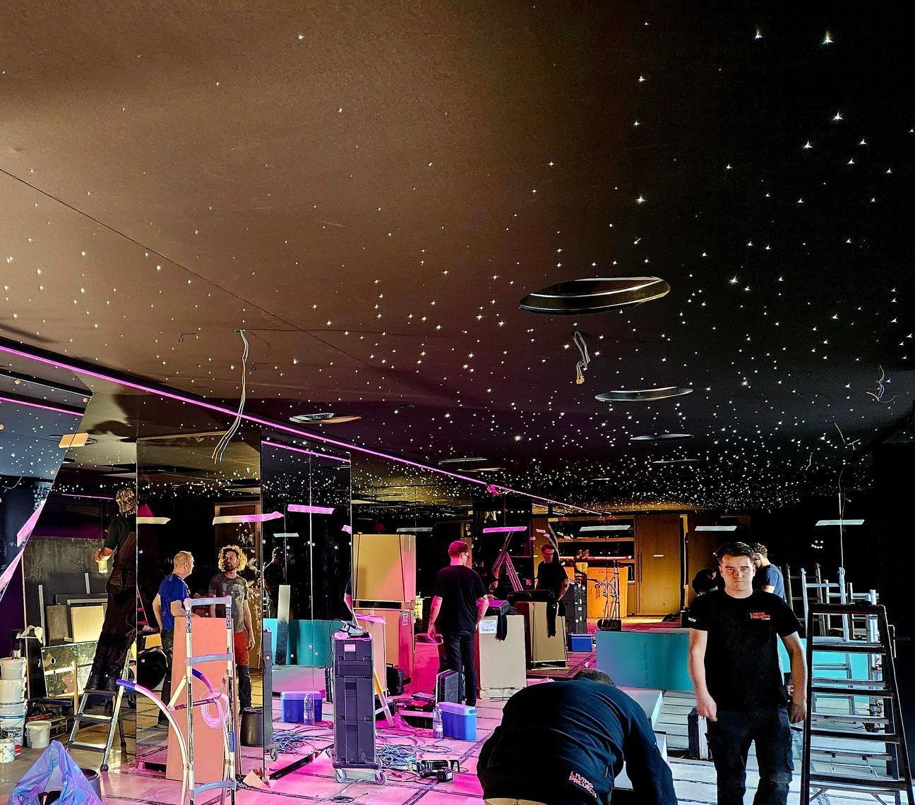 Werkzaamheden montage spanplafond met sterrenhemel
