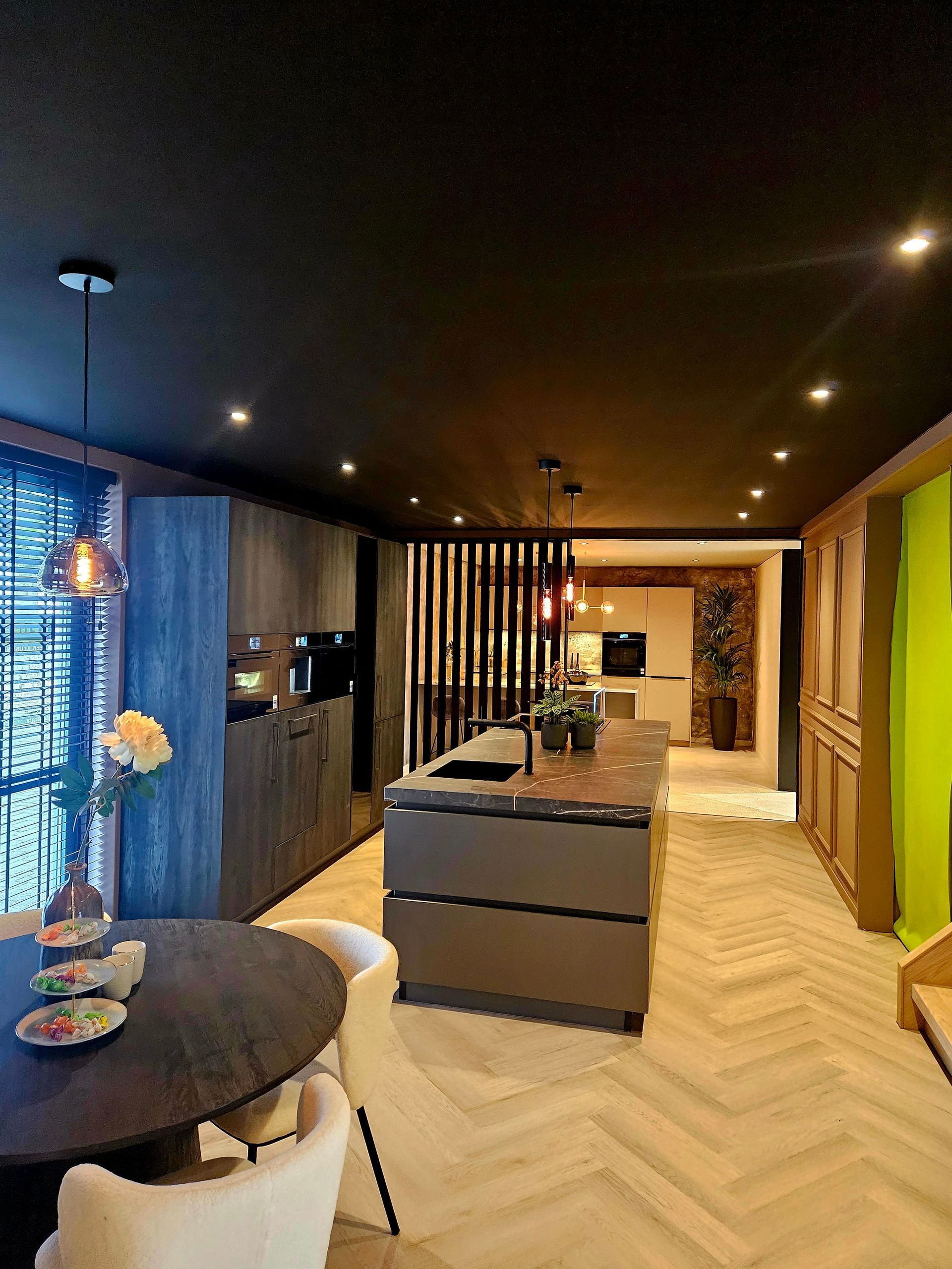 zwart spanplafond met trendy verlichting