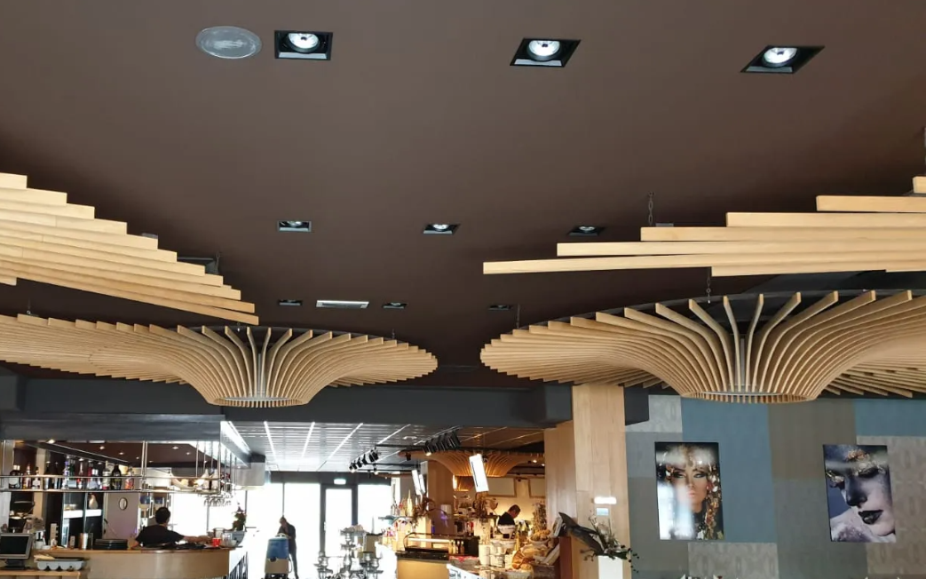 Eigen kleur spanplafond