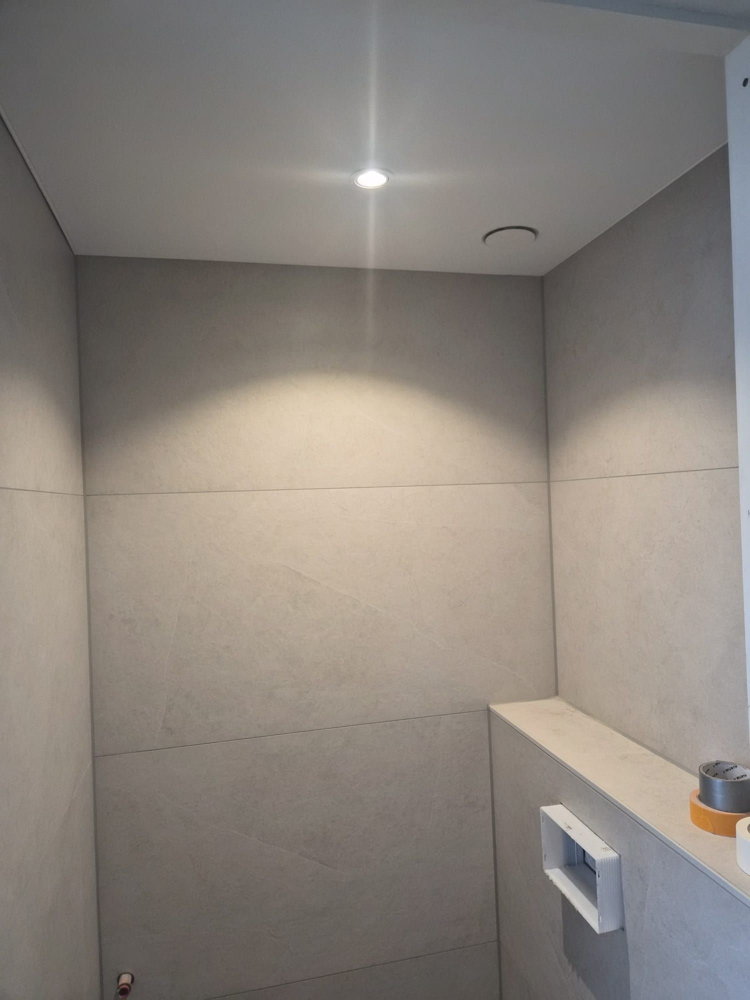 Spanplafond in toilet met spot en no-show ventiel
