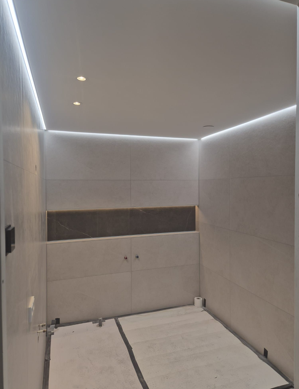 Badkamer met duo-LED strip, spots en no-show ventiel