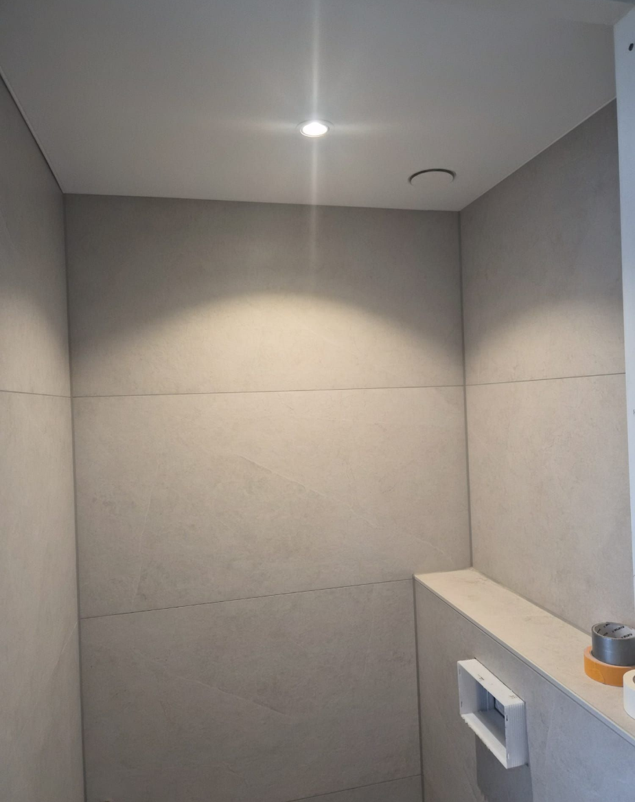 Spanplafond in toilet met spot en no-show ventiel
