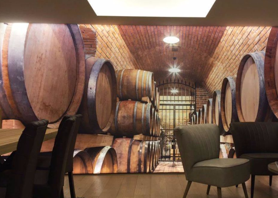 Full colour wand en verlicht spanplafond