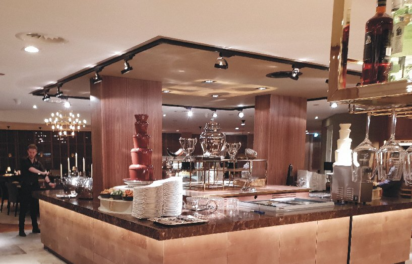 spanplafond in twee kleuren met verlichting