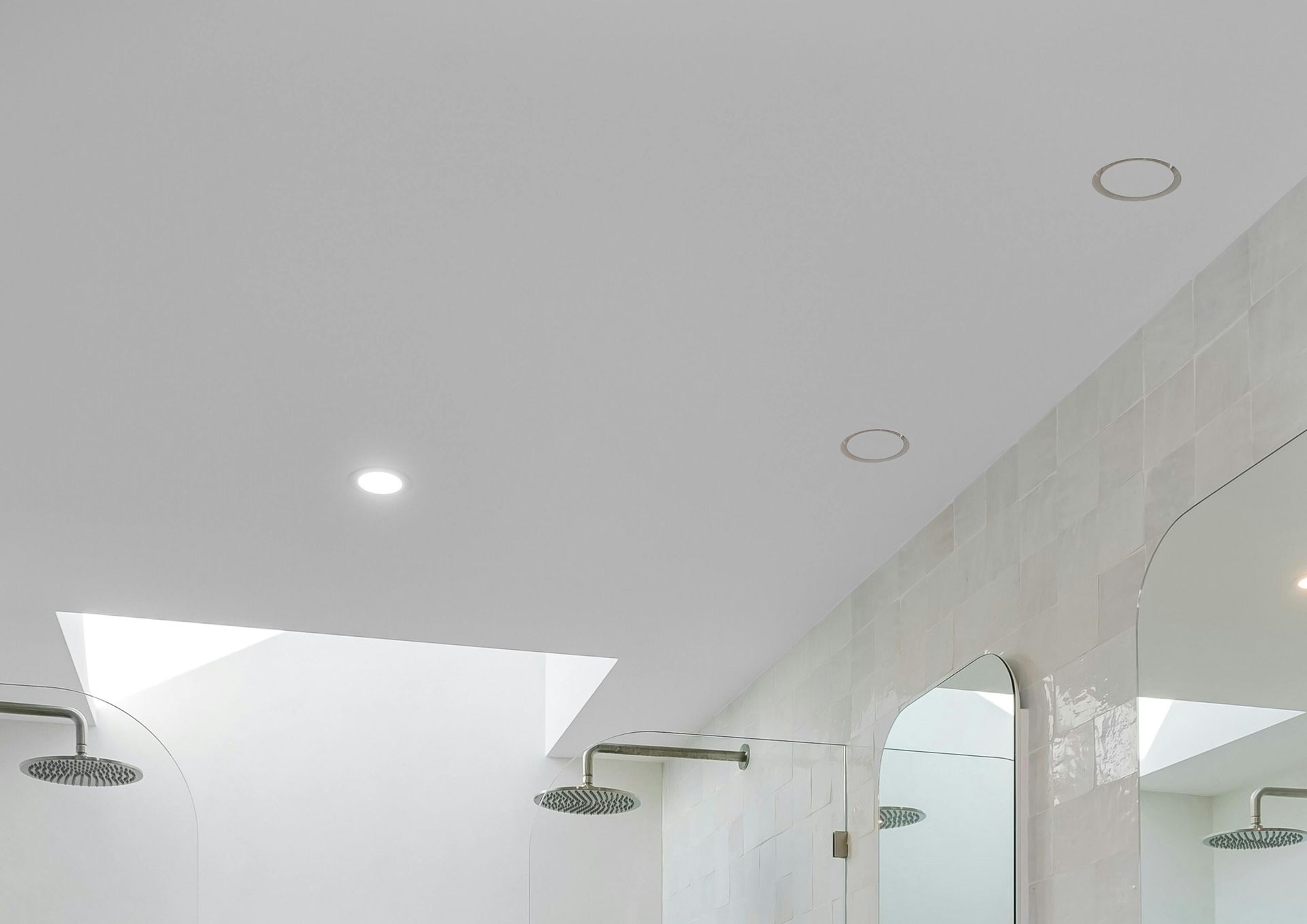 spanplafond badkamer spanplafond in badkamer met No-show ventielen en spots