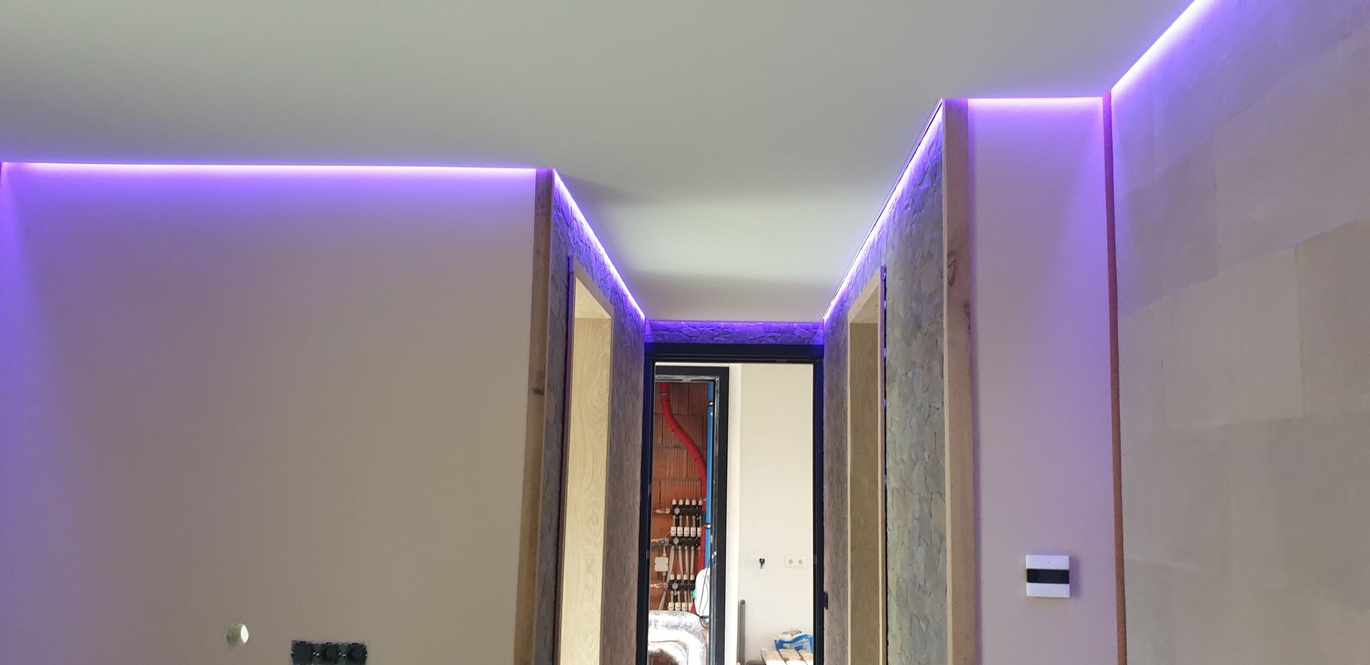 Spanplafond met RGBW LED-strip