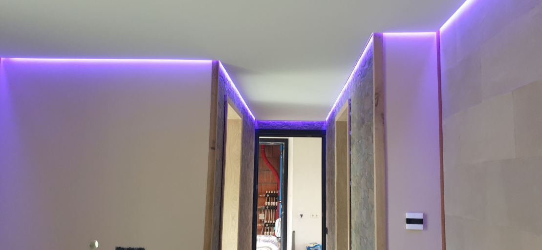 Spanplafond met RGBW LED-strip