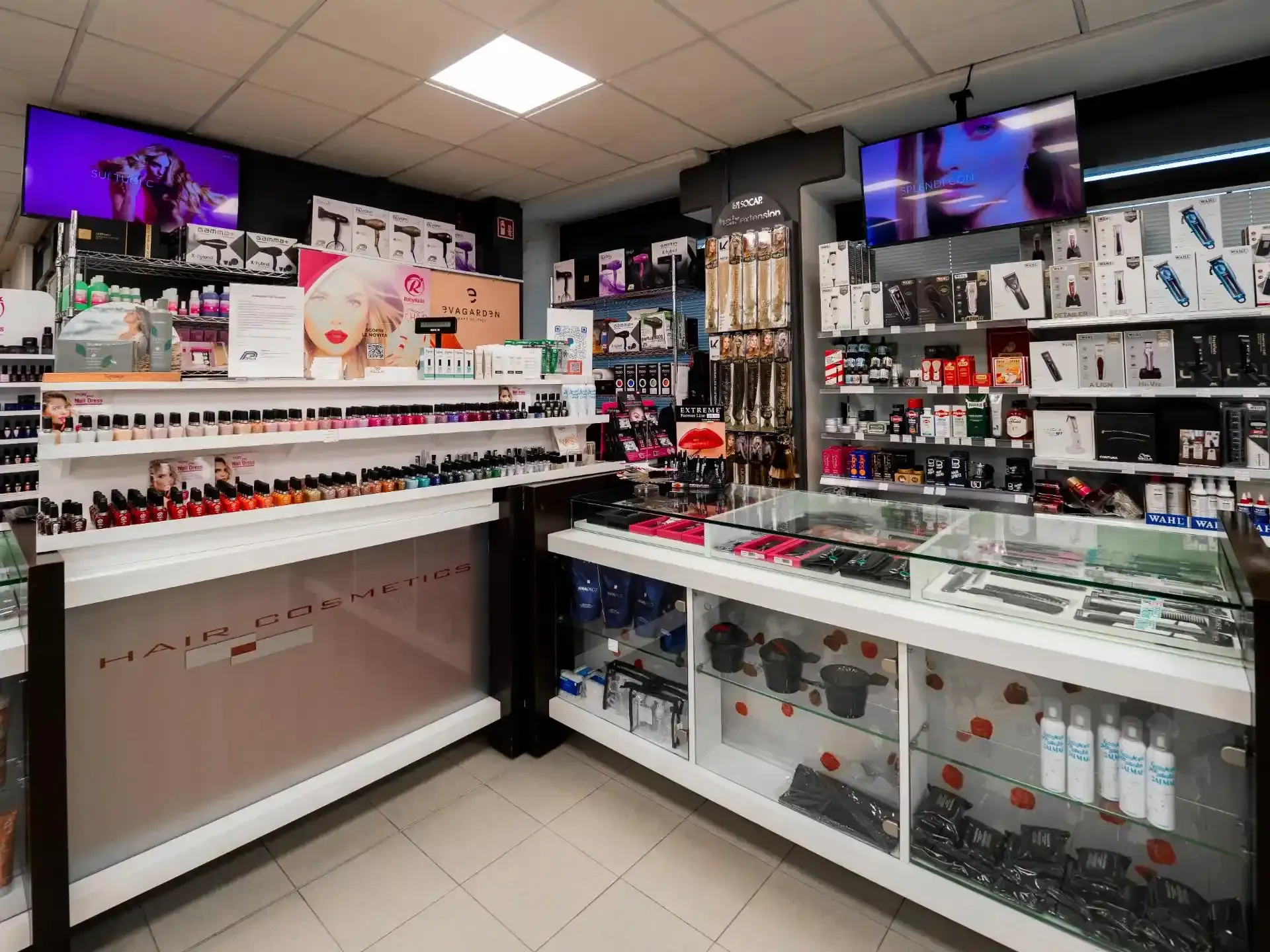 Interno di un negozio di prodotti di bellezza con scaffali pieni di prodotti e vetrine espositive, con trucchi e accessori.