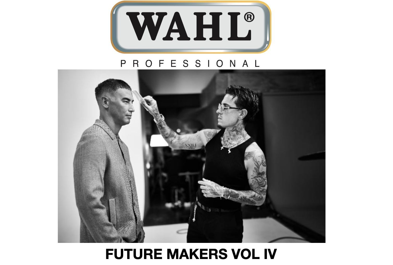 Pubblicità di Wahl Professional: un barbiere che taglia i capelli a una cliente, sotto lo sguardo di un'altra persona, in un salone.