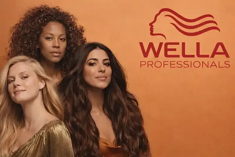 Tre donne con i capelli acconciati, logo Wella Professionals su sfondo arancione.