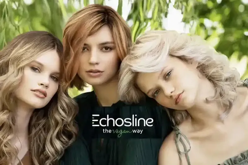 Tre donne con i capelli acconciati, in posa vicino al fogliame verde. È presente il logo Echosline.