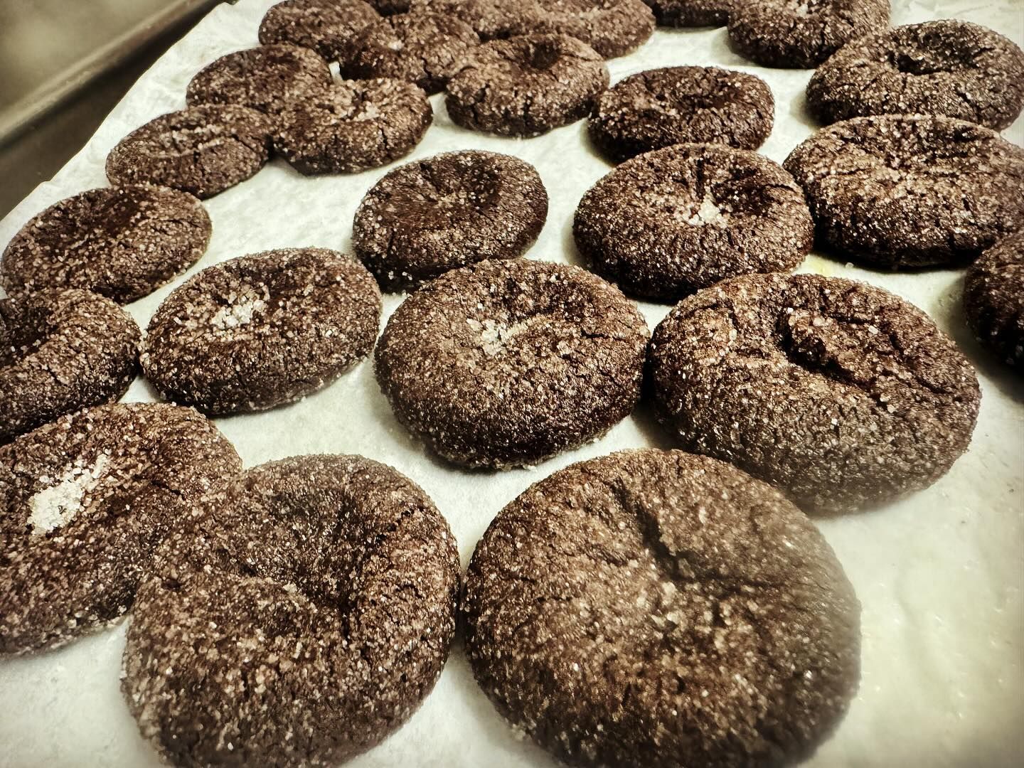 Un mucchio di biscotti al cioccolato è seduto su un tavolo