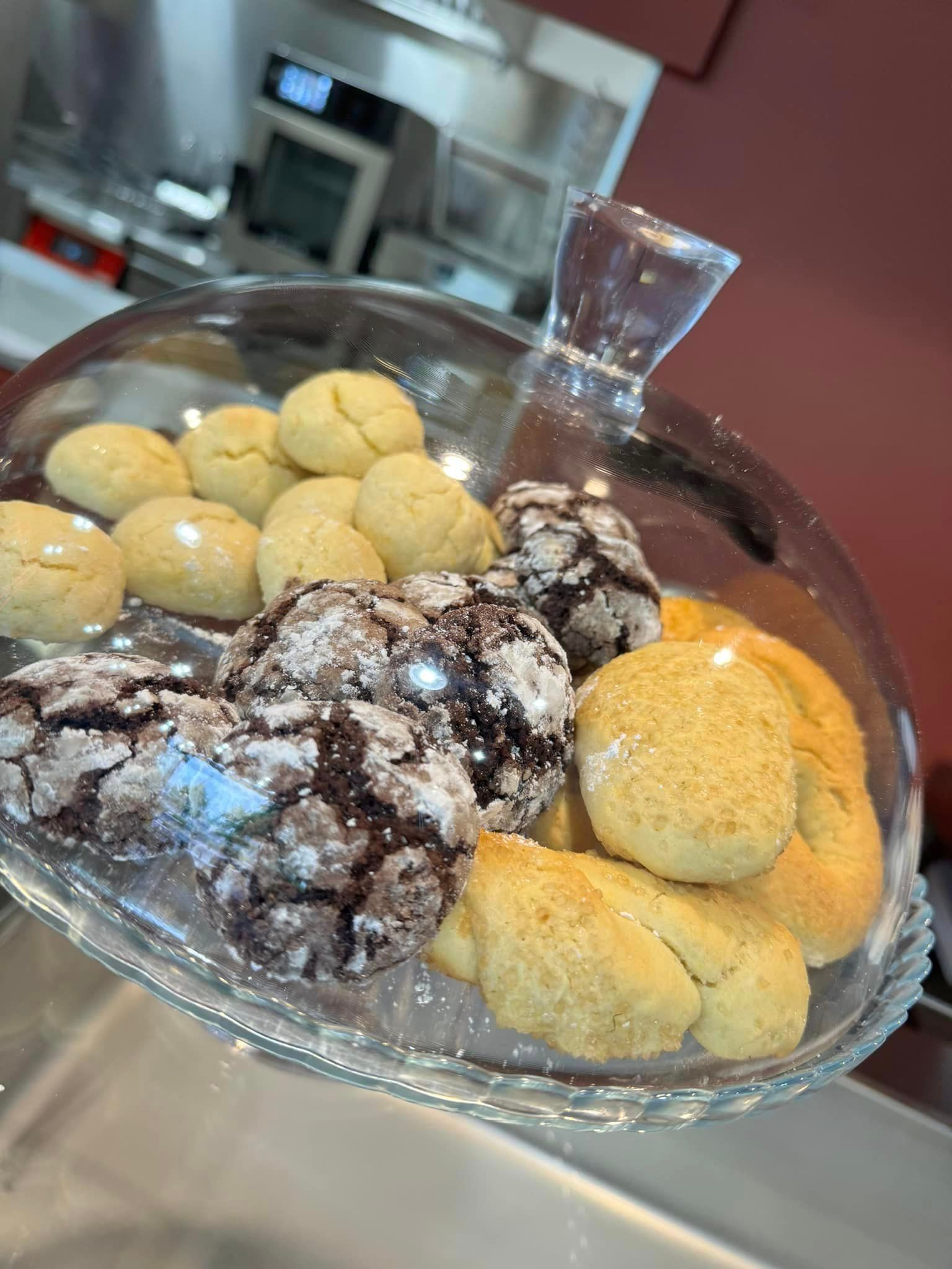 Ci sono molti tipi diversi di biscotti su una lastra di vetro.