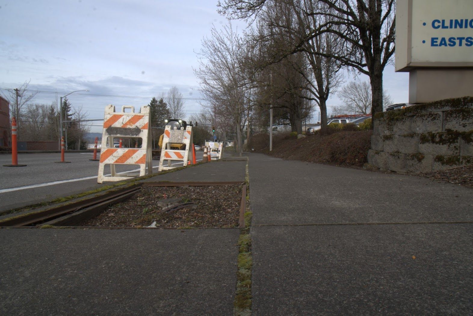 A street with a sign that says clinic east