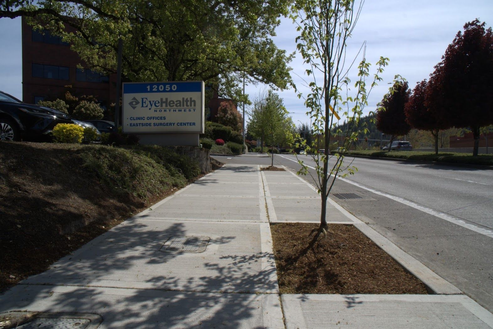 A sidewalk in front of a building that has the number 13350 on it