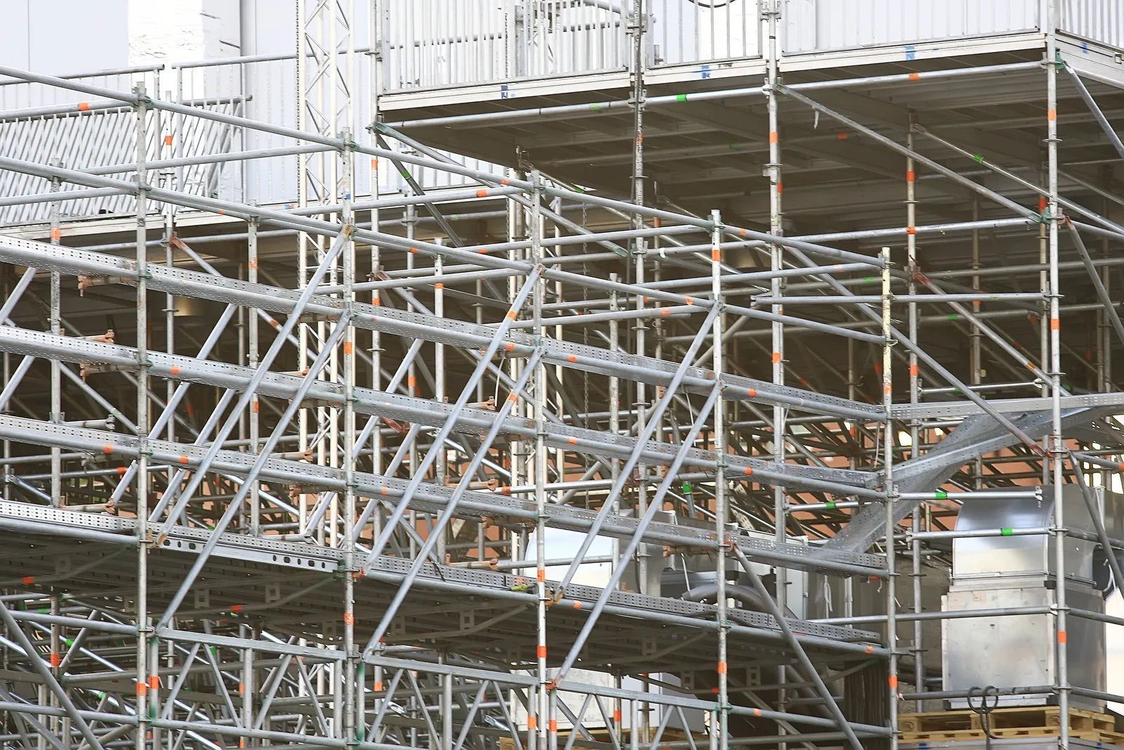 A large building is being built with scaffolding around it.