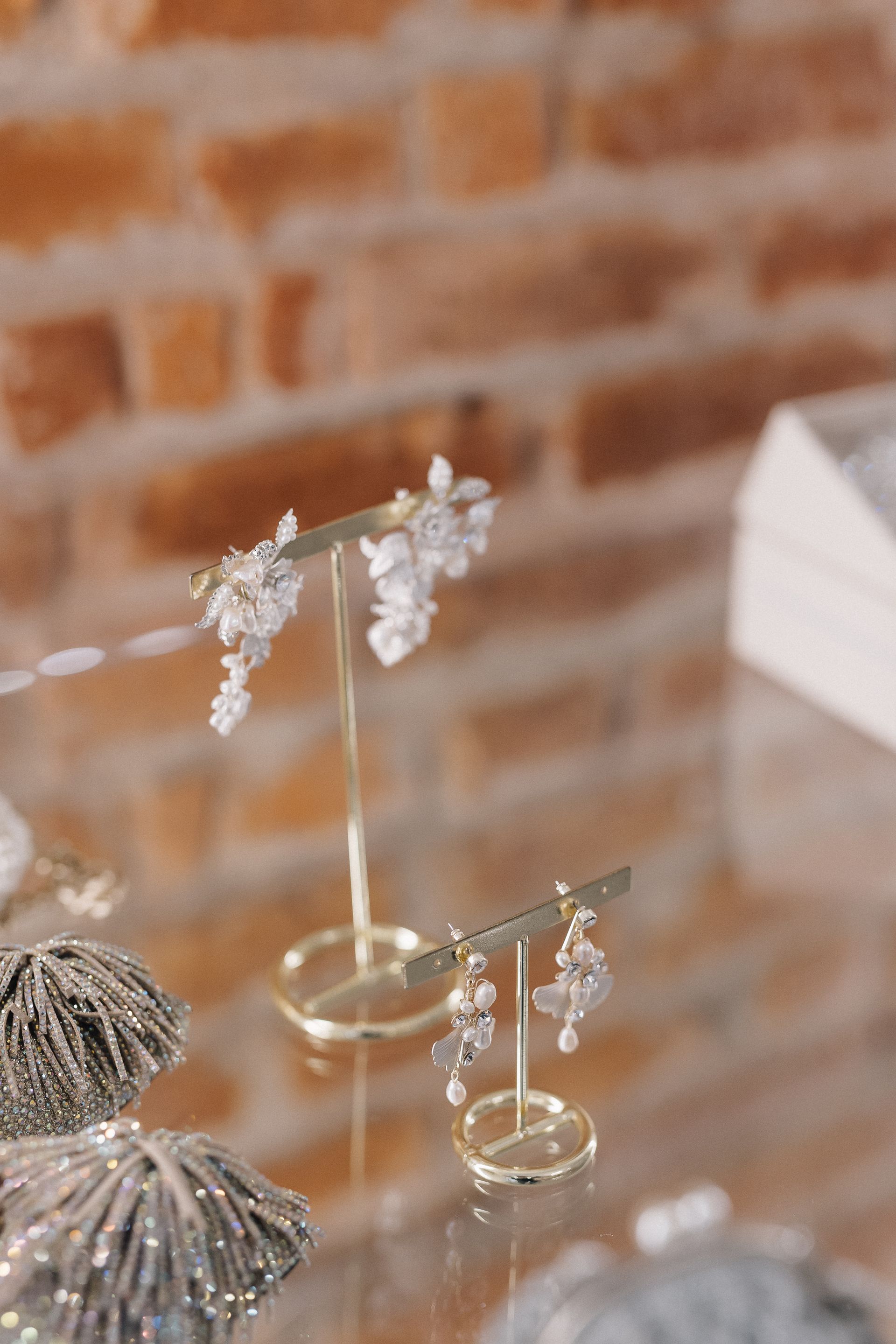 Una donna è seduta su una sedia in una stanza.