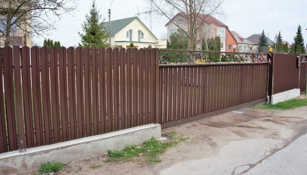 kiemo vartai ir tvoros