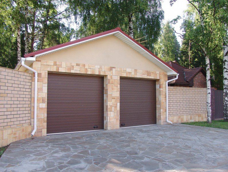 Juostinio dizaino garažo vartai