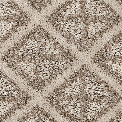Carpet with diamond pattern in beige and brown.