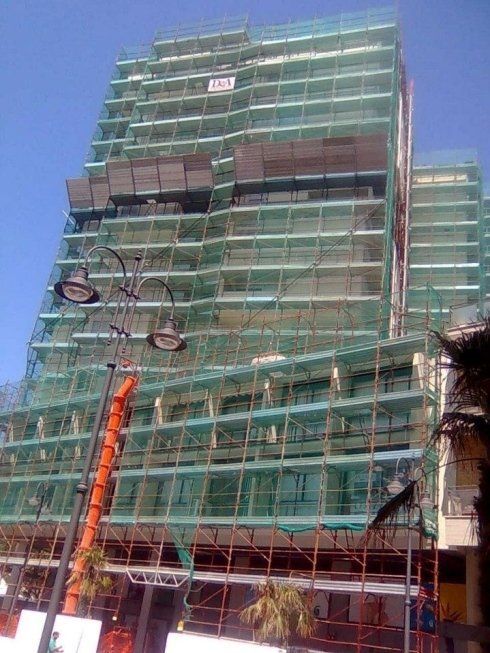 ponteggi per ristrutturazione facciata id un palazzo