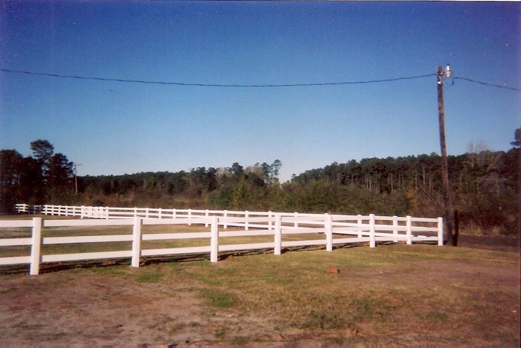 white vinyl fence railings
