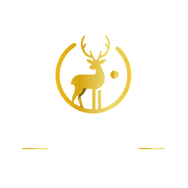 Een gouden hert met gewei staat in een cirkel.