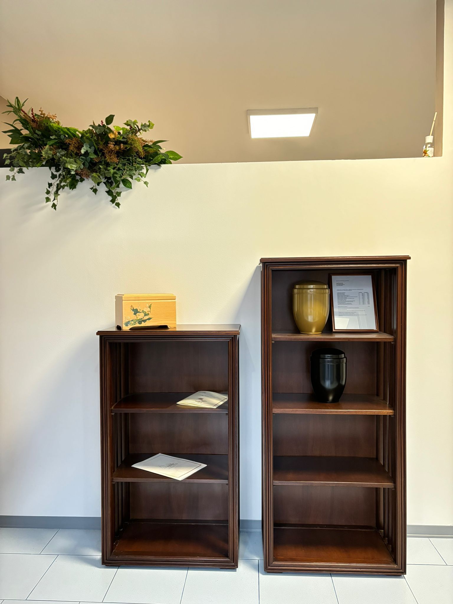 Due scaffali in una stanza con una scatola su cui è scritto