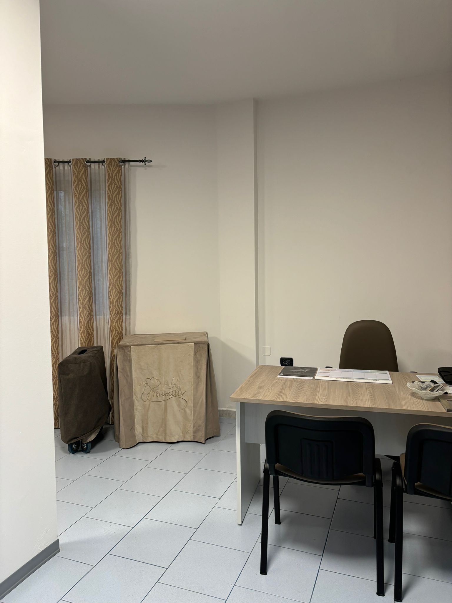 Una stanza con un tavolo e delle sedie