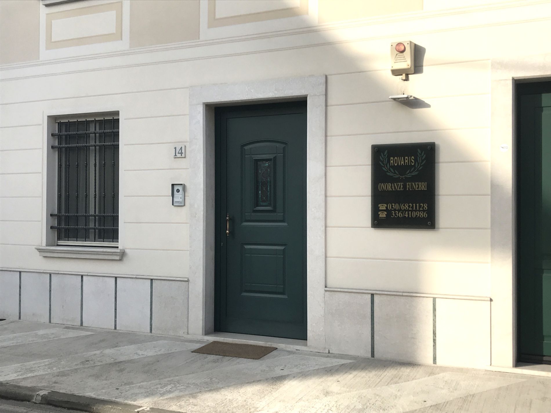 ingresso dell'agenzia funebre